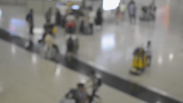 Pessoas clientes andando com bagagem no aeroporto internacional na cidade asiática . — Vídeo de Stock