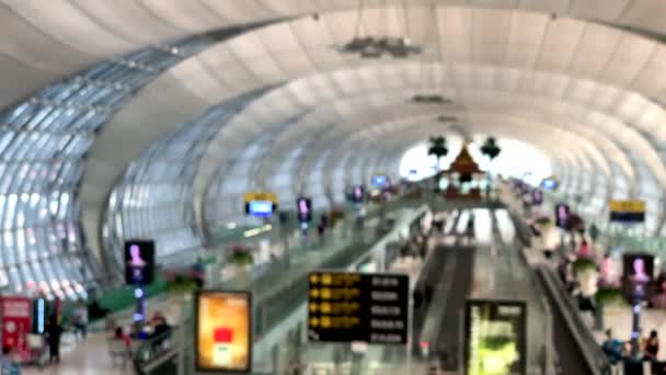 Onherkenbare luchthaven achtergrond een interieur moderne luchthaven met veel zakenmensen reizen — Stockvideo
