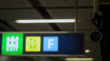 Asya şehrindeki ticari binanın iç tarafındaki duvarda neon tabelalar var..