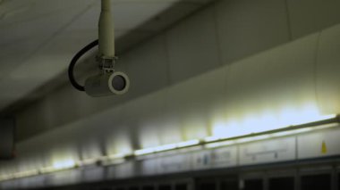 Asya şehrinin modern metrosunda duvarda asılı duran güvenlik kamerası..