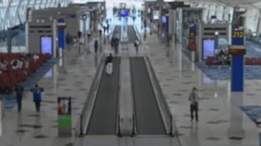 Asya 'daki uluslararası havaalanının içinde yürüyen tanınmayan müşteriler.