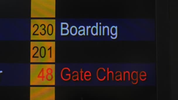 Cambio de estatus en el horario en el interior del aeropuerto internacional de la ciudad asiática . — Vídeos de Stock