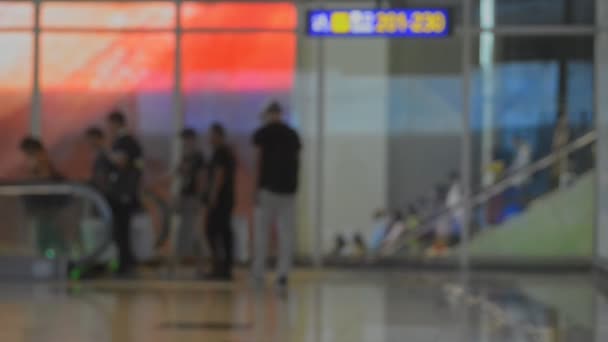 Nerozpoznatelný rozostřený rozmazaný odlet nebo přílet terminálu na letištní halu s eskalátory. — Stock video