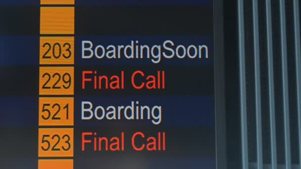 Status en vluchtnummers op scorebord voor klanten in internationale luchthaven in stad. — Stockvideo