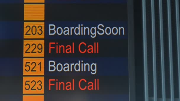 Estado y números de vuelo en el marcador para los clientes en el aeropuerto internacional de la ciudad . — Vídeos de Stock