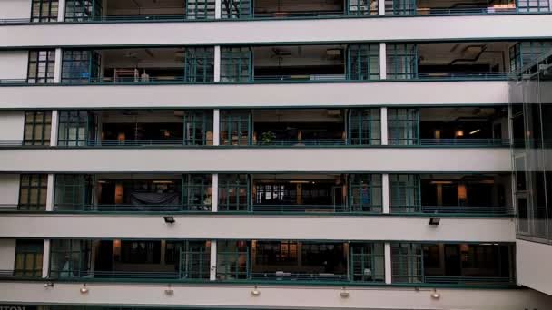 Widok okien i balkonów budynku mieszkalnego w azjatyckim mieście w lecie. — Wideo stockowe