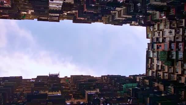 Vidéo vertical. Extérieur d'un immeuble d'habitation moderne et ciel bleu en ville le jour de l'été. — Video