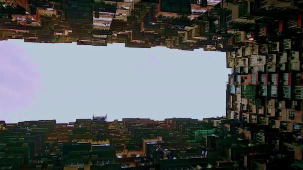 Vidéo vertical. Vue en bas du célèbre bâtiment résidentiel avec le plus grand nombre de personnes vivant dans le hong kong. — Video