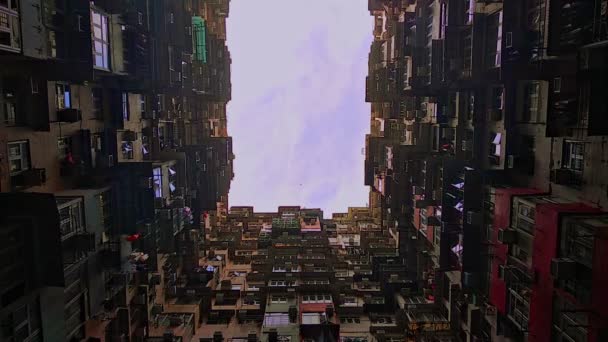 Edifício famoso com o maior número de pessoas que vivem em Hong Kong. Vista inferior da fachada do edifício e céu azul na cidade asiática no verão. — Vídeo de Stock