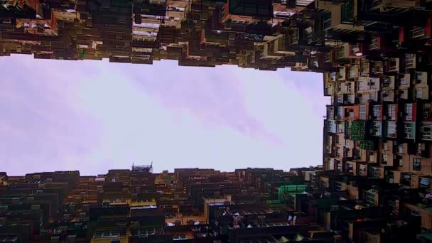 Vídeo vertical. famoso edifício com o maior número de pessoas que vivem em Hong Kong. vista inferior para baixo de apartamento antigo edifício exterior com varanda. conceito pobreza — Vídeo de Stock