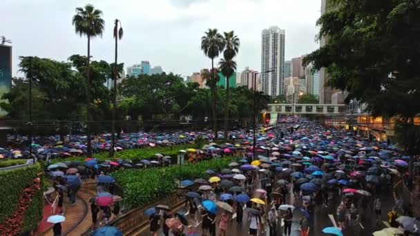 Hongkong, Kina - augusti 2019: Färgstark demonstration till stöd för fem krav på gatan i asiatiska staden. — Stockvideo