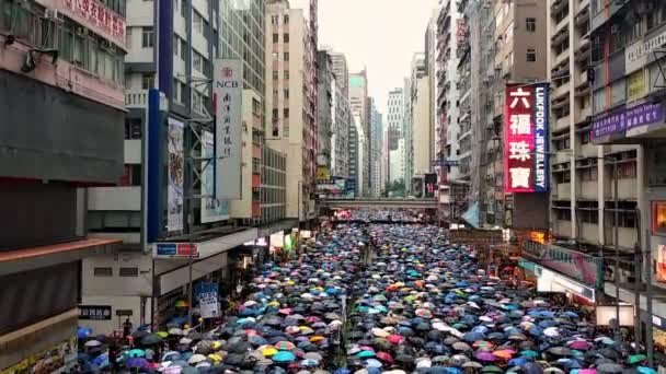 Hong Kong, Chiny - sierpień 2019: widok tłumów protestujących niosących parasole — Wideo stockowe