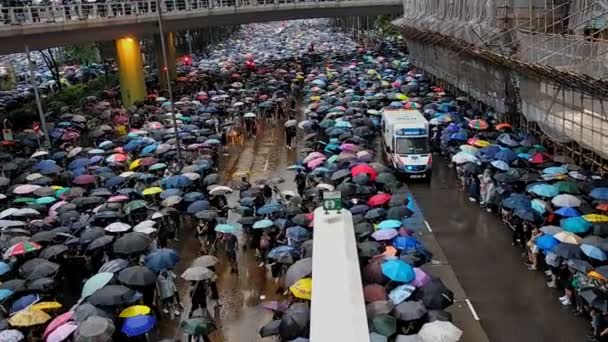 Гонконг, Китай - август 2019 года: вид с воздуха на людей и полицейские машины во время демонстрации в городе. — стоковое видео