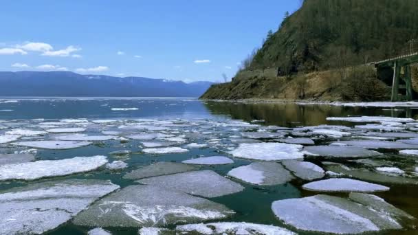 Smältning av is på sjön Baikal i solig vårdag Gamla stenbron båge på Circum järnvägen — Stockvideo