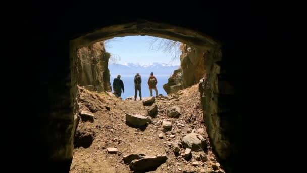 Tunnel kloof uitkijkpunt wandelaar met rugzak staan op rand rots op zoek naar baikal meer oriëntatiepunt — Stockvideo