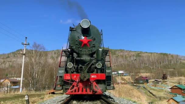 Baikalsee, Russland - August 2019: Schöne Aussicht auf alte Lokomotive und Natur in der Landschaft am Herbsttag — Stockvideo