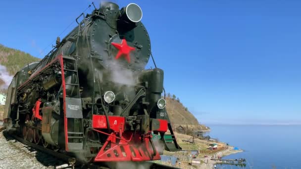 Jezero Bajkal, Rusko - srpen, 2019: Stará ruská lokomotiva stojí na železnici u jezera Bajkal na podzim — Stock video