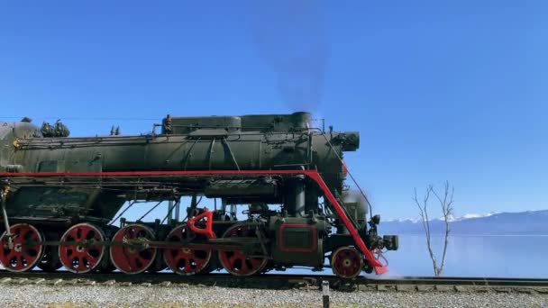 Lago di Baikal, Russia - agosto 2019: Treno storico a vapore in piedi locomotiva vicino alla costa costiera TRANS-ferrovia siberiana, lago di Baikal — Video Stock