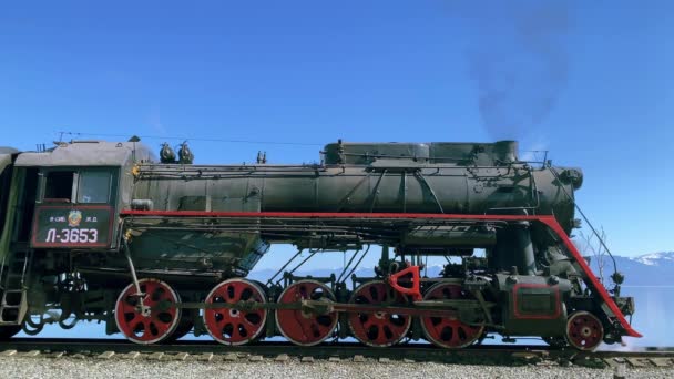 Lago Baikal, Rusia - agosto de 2019: Vieja locomotora en tren en el campo rural el día de verano durante el viaje. — Vídeo de stock