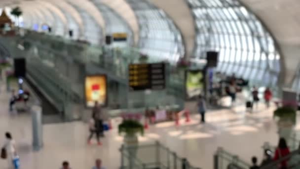 Aeropuerto de fondo un interior moderno aeropuerto con una gran cantidad de gente de negocios concepto de viaje hombre y mujer con equipaje — Vídeos de Stock