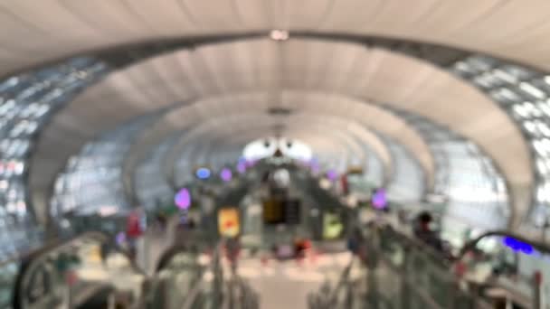 Blur walk in airport background concept homem e mulher com bagagem, mala, publicidade moderna aeroporto — Vídeo de Stock