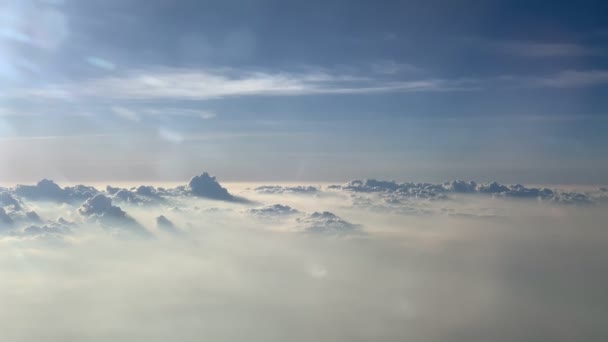 Arrière-plan aérien vue du dessus nuage blanc dans le ciel bleu air jour prise de vue. papier peint liberté extérieur — Video