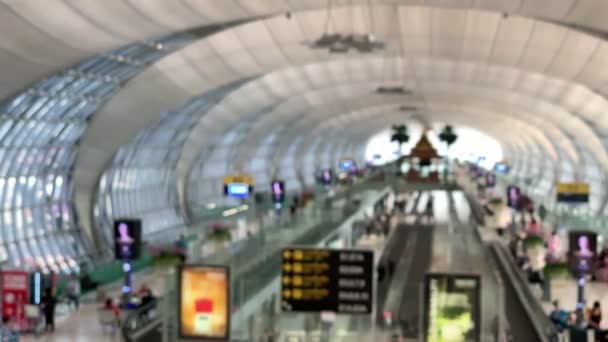 Aeroporto sfondo un interno moderno aeroporto con un sacco di uomini d'affari viaggiare — Video Stock
