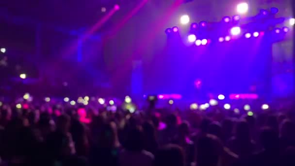 Fundo de volta festival concerto vista feliz asiático mulher e índio homem. eua gay banda pessoas verão rock música — Vídeo de Stock