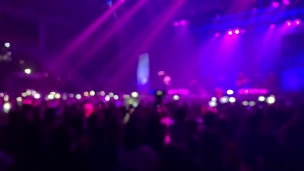 Fundo pessoas acústico estádio noite música frente segurando a mão para cima. asiático multidão de volta adulto mulher homem — Vídeo de Stock