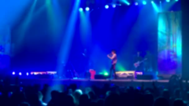 Irkutsk, Rusia - Marzo 2019: multitud asiática detrás de la mujer adulta y el hombre escenario de energía vocal. gente verano rock música fiesta — Vídeos de Stock