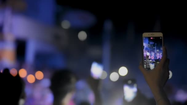 Θολή. κοινό κινηματογραφεί χορευτές φεστιβάλ που χορεύουν τη νύχτα με έξυπνα τηλέφωνα — Αρχείο Βίντεο
