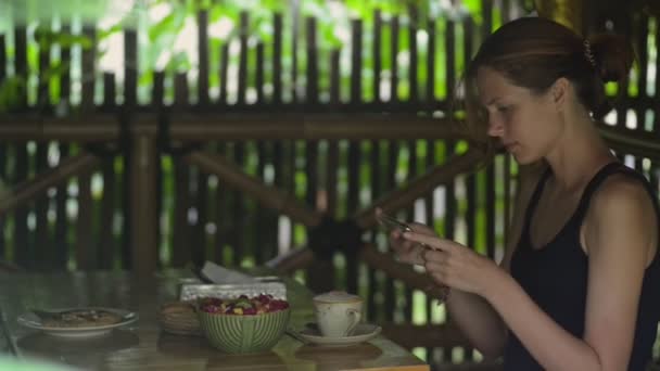 Женщина делает фото завтрака обед макет еды для Instagram через мобильный телефон. фото в уличном кафе — стоковое видео