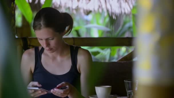 Mujer en hotel resort café compras en línea con tarjeta de crédito, banca con teléfono inteligente — Vídeo de stock