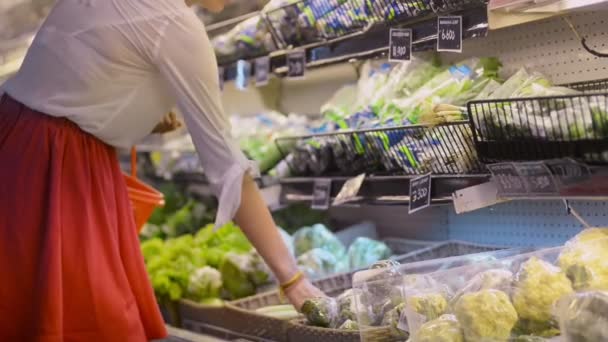 Mulher que escolhe aipo alho-porro no refrigerador de departamento de verduras orgânico. feminino custoner compra — Vídeo de Stock