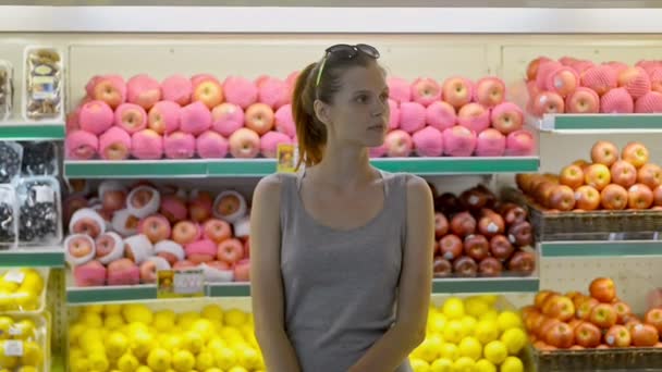 Joven turista posando en el supermercado. hembra mirando en cámara con sonrisa comprar orgánico heathy — Vídeo de stock