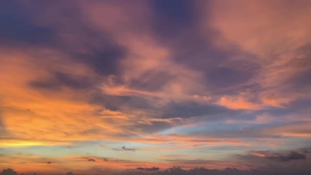 Bellissimo cielo rosa dorato durante il tramonto serale sull'isola tropicale in Thailandia . — Video Stock