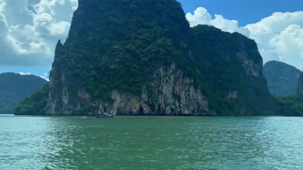 Verken phi phi paradijs eiland. een schip in zee. tropisch karakter van Pileh Bay met smaragdgroen water — Stockvideo
