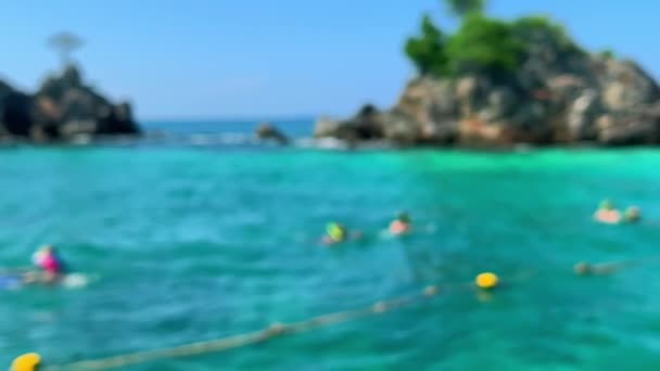 Vista borrosa de la gente nadando en el mar en un día soleado en la exótica península . — Vídeos de Stock