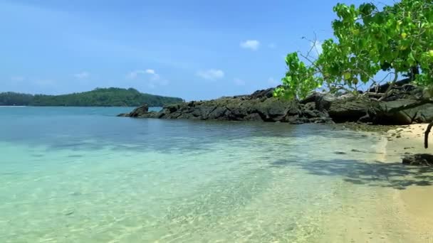 Spiaggia piccola paradice tropicale vuota su isola abitata. acqua limpida, spiaggia di sabbia con palme — Video Stock