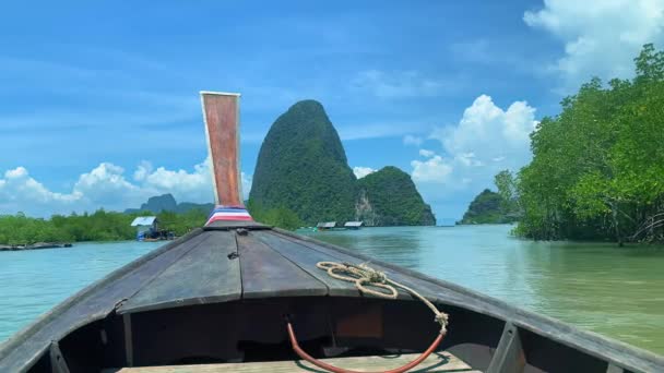 Barca di legno si muove lungo il fiume a Phuket isola nella giornata di sole . — Video Stock