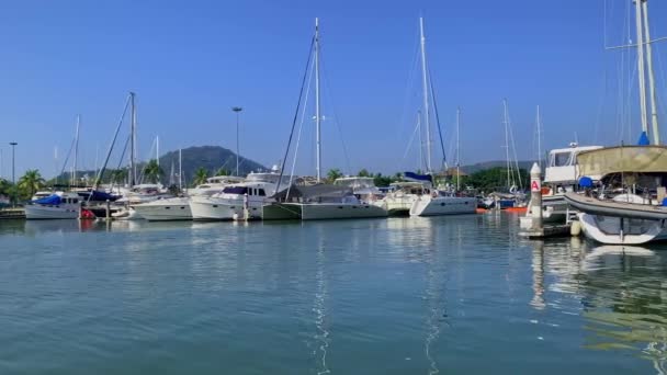 Bella vista della natura e yacht bianchi in piedi sulla costa dell'isola tropicale . — Video Stock