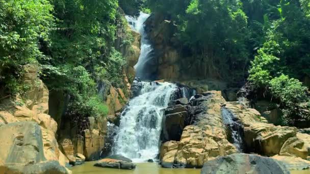 Waterval in het regenwoud van Thailand. Natuurreizen, jungle stromend water. waterval van wateren in Thailand — Stockvideo