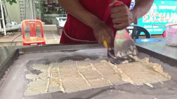 Préparation de crème glacée aux fruits naturels dans le style thaïlandais. Production de crème glacée en rouleaux sur un froid — Video