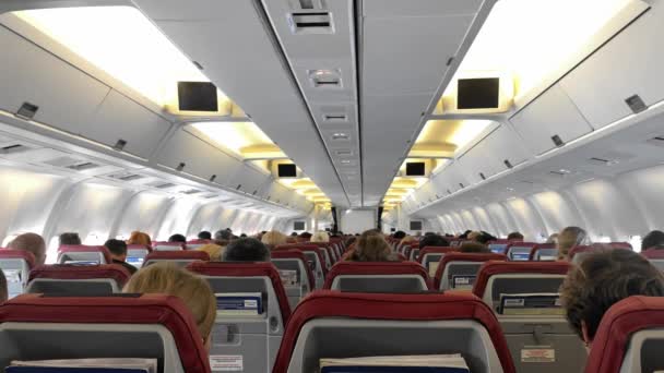 Phuket, Thaiföld - 2020. január: Az utasok a repülőgép fedélzetén ülnek. Légi járat. repülőgép sorok ülések emberekkel — Stock videók