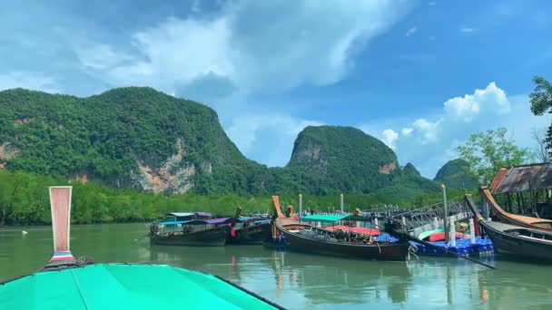 Phuket, Thailand - januari 2020: Maya baai populairste toeristische bestemmingen van Phi Phi Leh Eiland met jachthaven boten te huur — Stockvideo