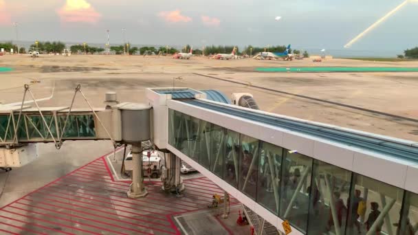 Phuket, Tayland - Ocak 2020: Turistler uluslararası havaalanındaki kapalı hava koridorunda uçağa biniyorlar. — Stok video