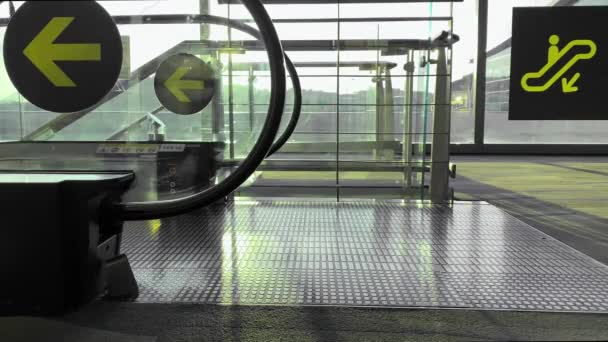 泰国普吉- 2020年1月：乘客在国际机场停留期间乘坐自动扶梯。. — 图库视频影像