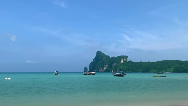 Tropisch eiland wit strand turquoise lagune rotsen en eilanden aan horizon Thailand. Zeilboot — Stockvideo