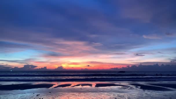 Dramatisk himmel med gryning solnedgång. en ensam person går vid stranden av havet eller havet. blå — Stockvideo