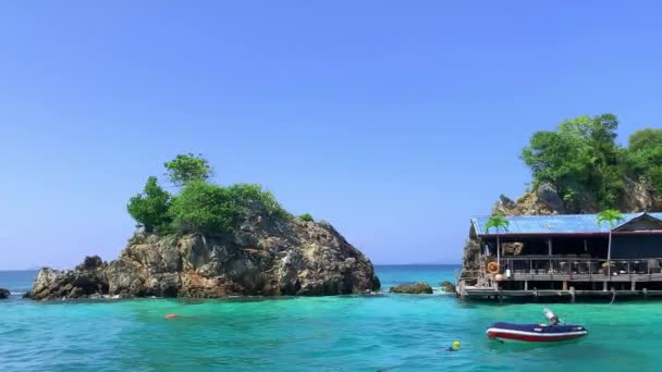 Phuket, Thaïlande - Janvier 2020 : Incroyable paysage de station balnéaire tropicale avec bateau sur une île tropicale . — Video